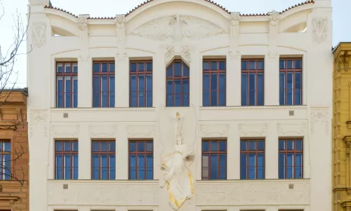 B102 Střední zdravotnická škola (Dívčí lyceum Ženské vzdělávací jednoty Vesna)